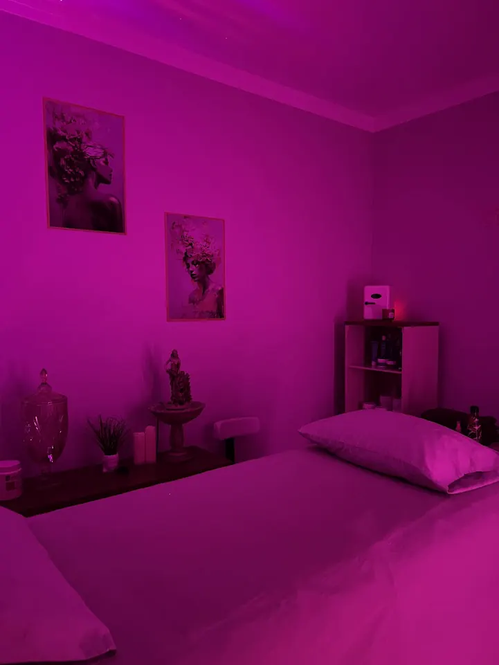 Sala de atendimento do Afrodite Beauty Spa com iluminação rosa