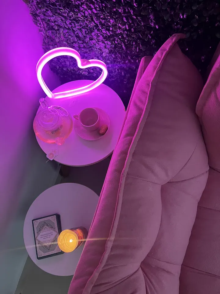 Maca preparada com chá e vela para o atendimento