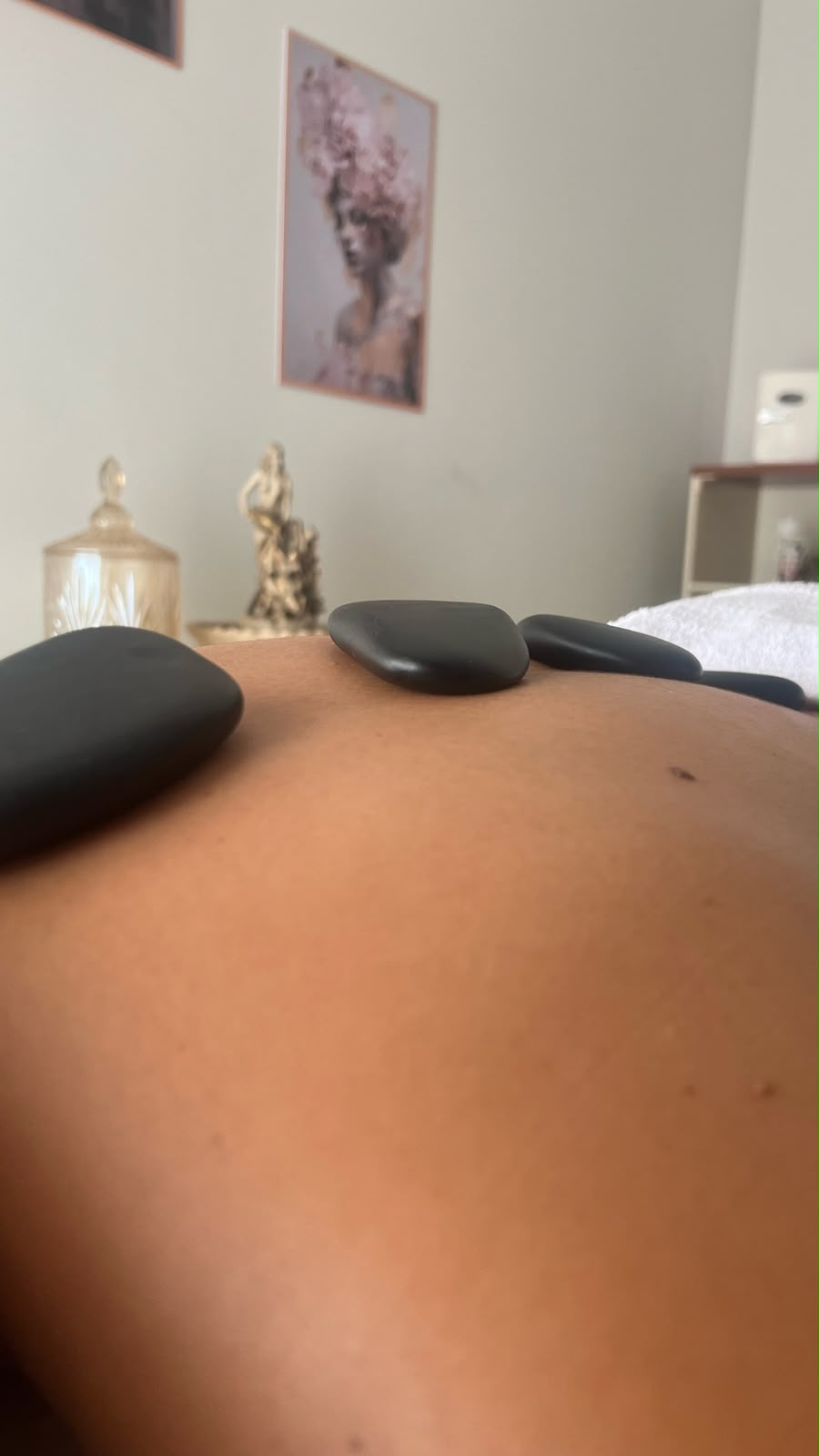Massagem com pedras quentes no Afrodite Beauty Spa em Ribeirão Preto